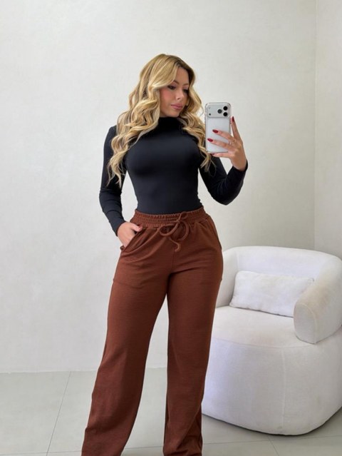 Calça pantalona em tecido anarruga