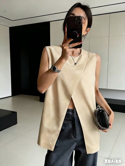 Blusa Colete Sem Mangas com Corte Assimétrico