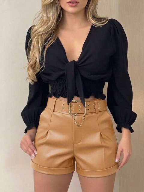 Shorts couro com cinto corrente