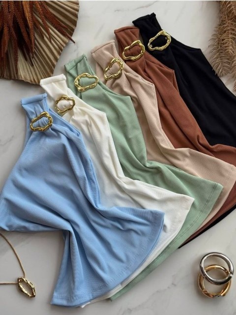 Blusa  com fivela lateral