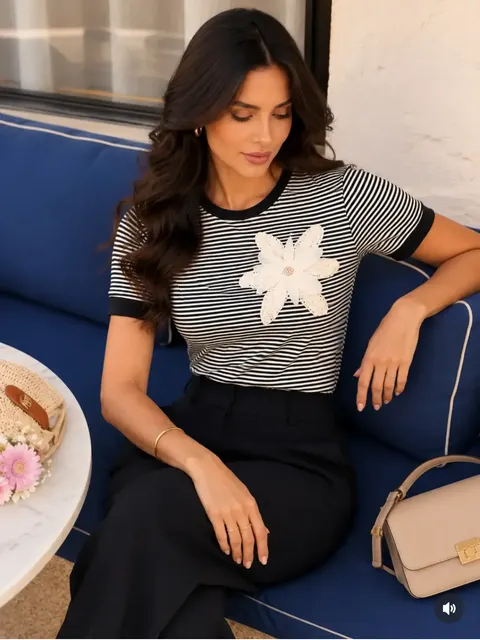 Blusa listrada com flor