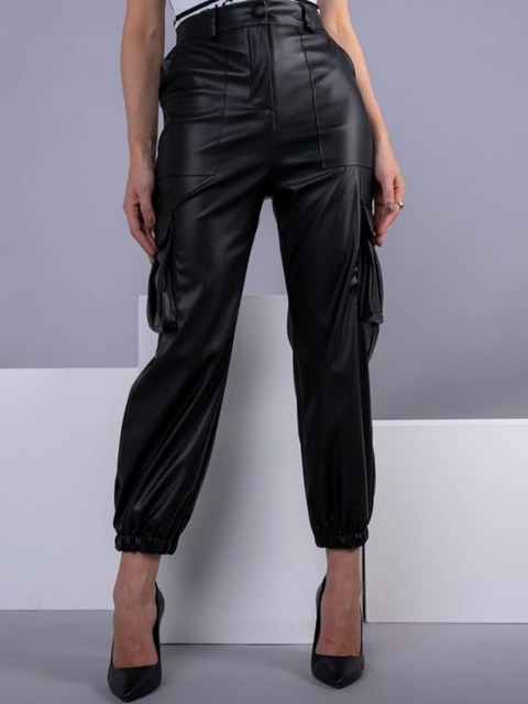 Calça jogger cargo couro