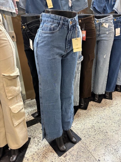 Wide leg com rasgo na barra