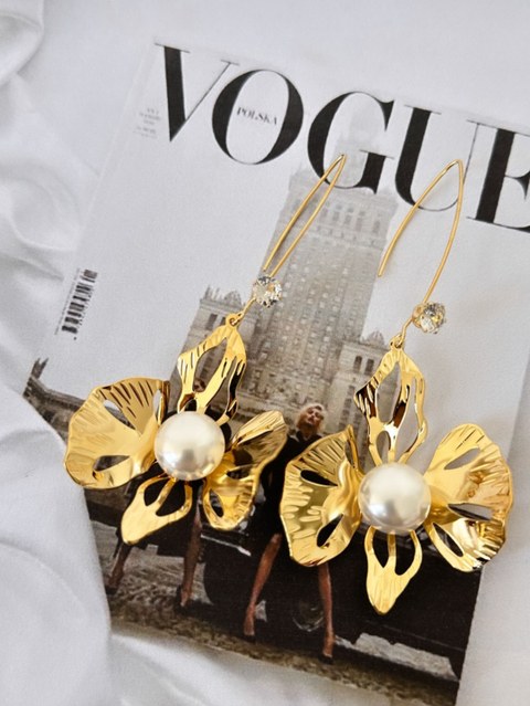 Brinco flor na black folheado