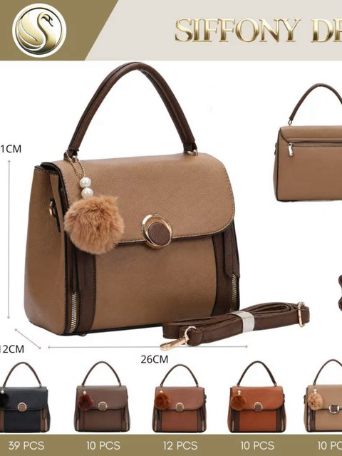 Bolsa média tem divisória por dentro e com pompom SD-421