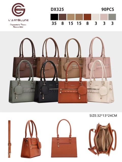 Bolsa grande tem divisória por dentro e com chaveiro DX325