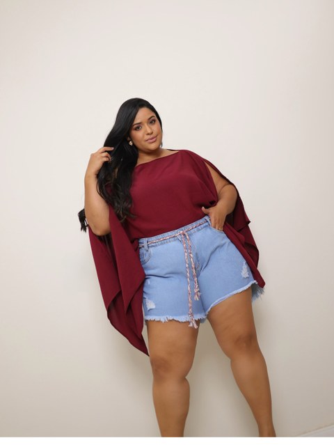Short jeans feminino plus size com cordonzinho