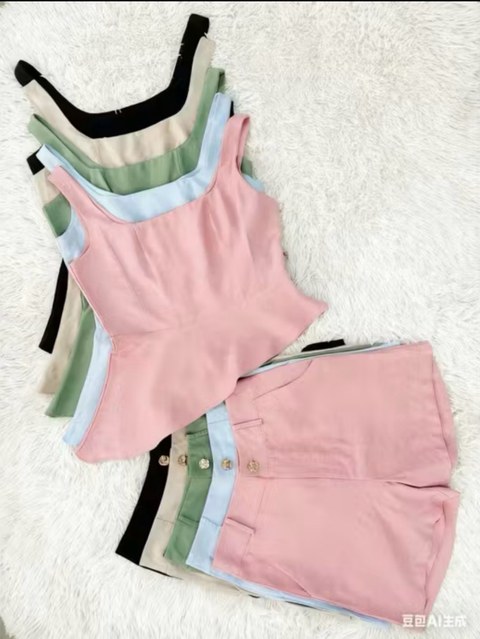 Terno suspensórios + shorts Lili moda feminina