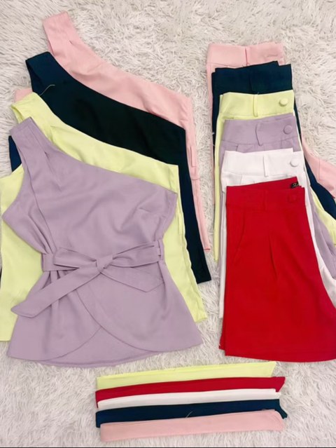 Um cinto de ombro terno shorts Lili moda feminina