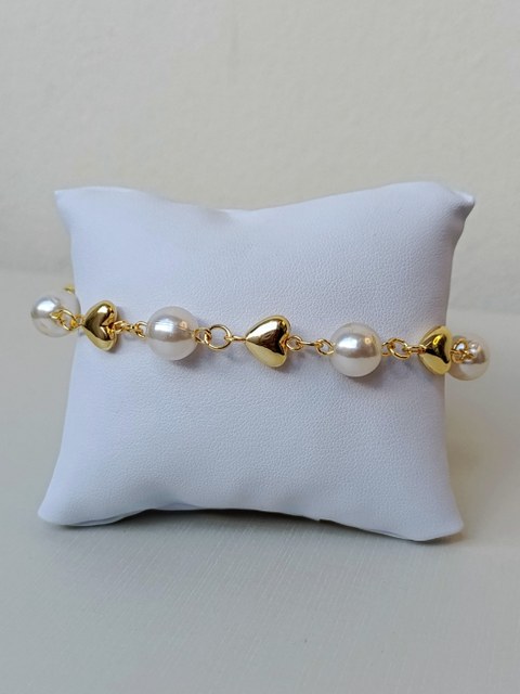 Pulseira com pérolas e corações dourados