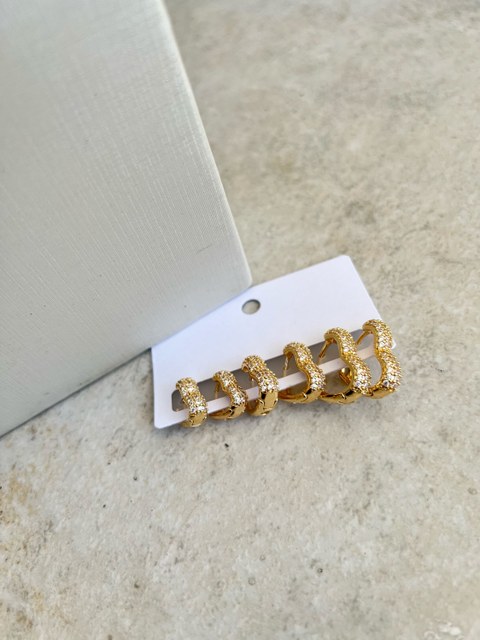 Trio de brincos modelo coração cravejado de strass