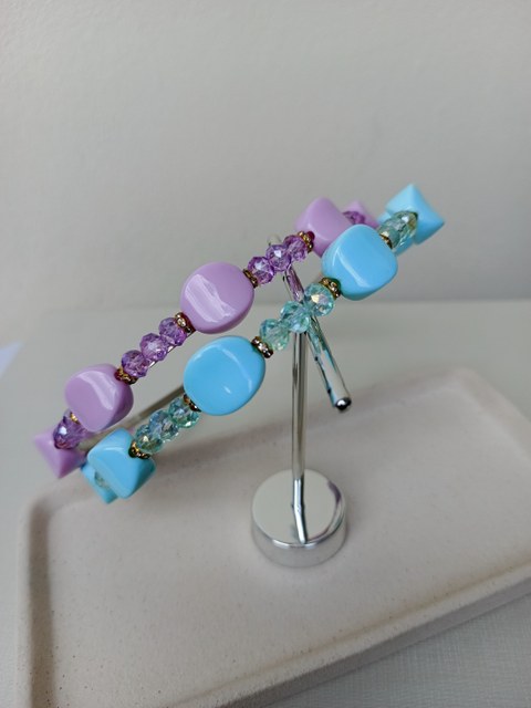 tiaras artesanais com miçangas coloridas e pedras de cristal