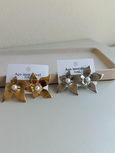 Brinco de flor orgânica com pérola