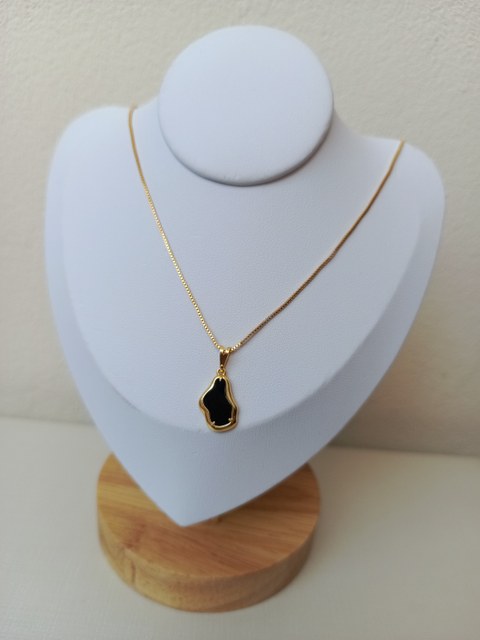 Colar com pingente orgânico preto