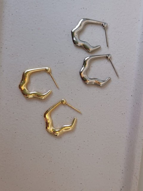 Brinco de argolinha ondulada
