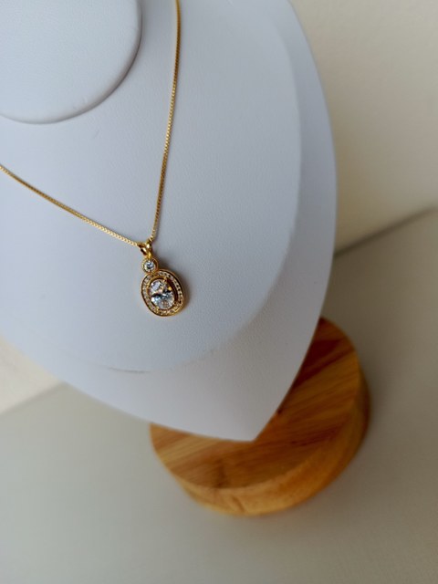 Colar ponto de luz oval com zircônias