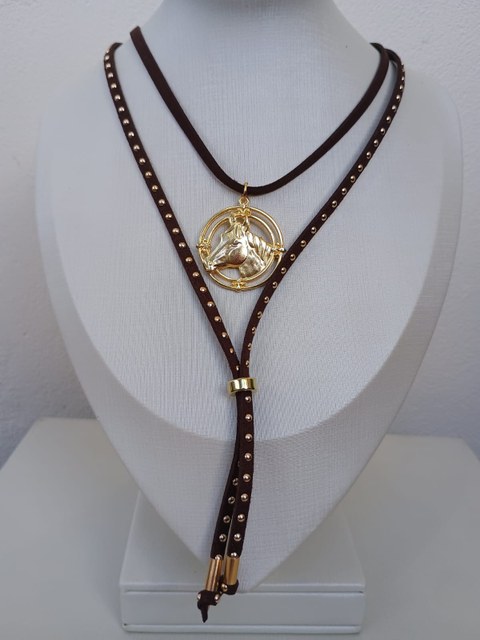 Colar country cabeça de cavalo dentro de um círculo