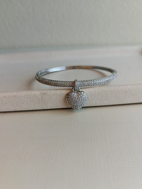 Bracelete cravejado com zircônias e pingente de coração