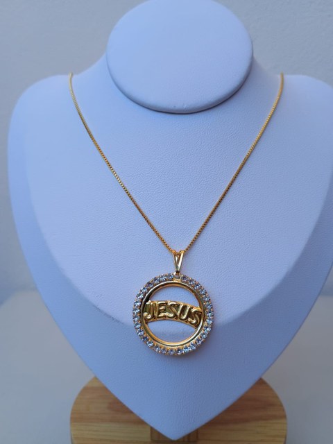 Colar com pingente circular escrito Jesus cravejado