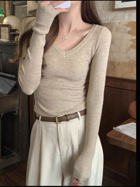 Tricô de modal e la gola V