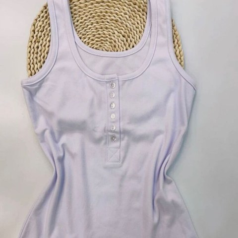 Regata feminina com botões