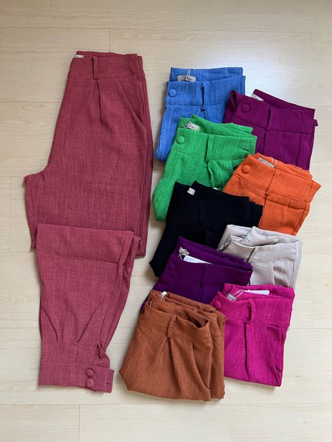 Calça cenoura linhão botão na perna look fashion