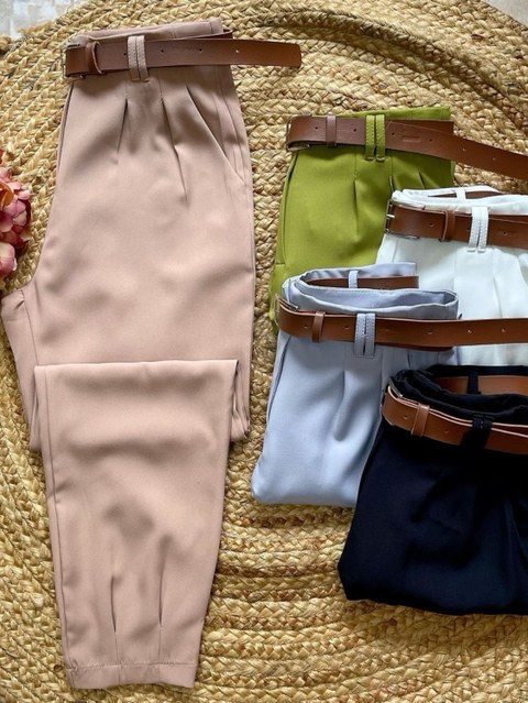 Calça cenoura alfaiataria com cinto look fashion