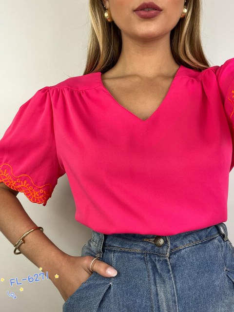 Blusa de crepe manga curta e bordado promoção Flora 6271