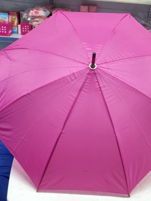 Guarda chuva com cabo de madeira na cor rosa