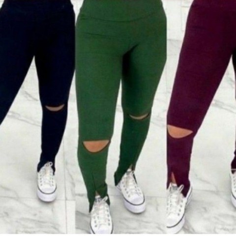 Calça zíper na  perna e rasgo no joelho