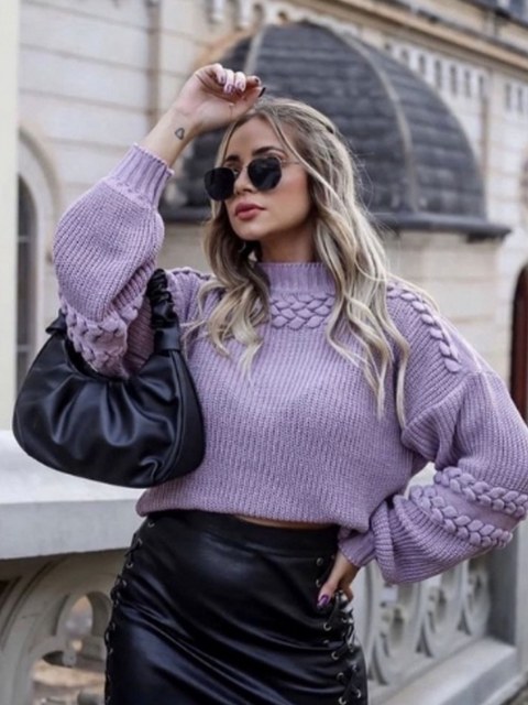 Blusa tricô manga longa com detalhes de trança na frente e no braço