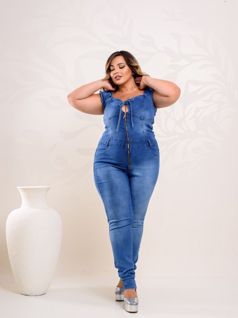 Macacão longo jeans plus size (lavagem clara)
