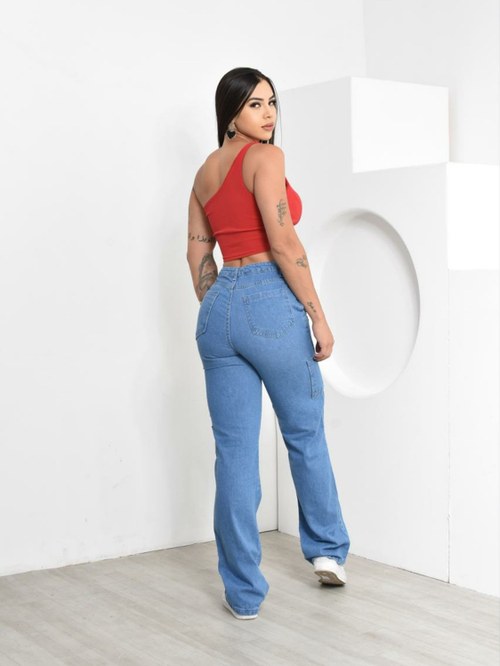 Jeans cargo com duas bolsas de um lado e uma bolsa de outro